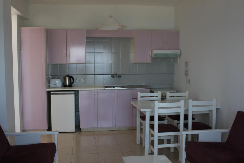 Astreas Beach Hotel Apartments Protaras Oda fotoğraf